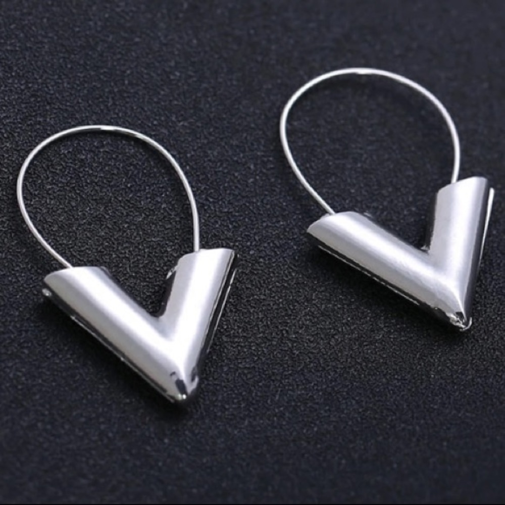 NEW!💙💎MODERN! BOLD! V DROPS!💎💙SILVERY! AWESOME - Picture 7 of 8
